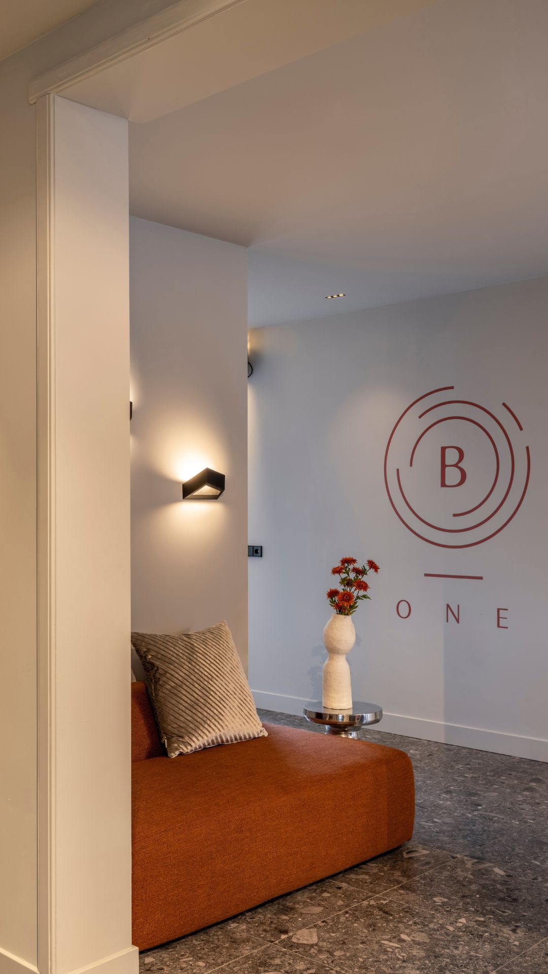 B-One logo op de muur